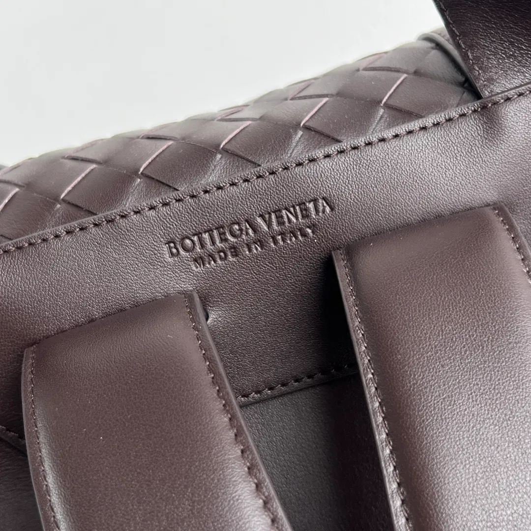Batch 2560 #BV new men's backpack, super popular 🎒805971 ~ Made of soft calfskin, purely handmade. The weaving is tight and regular, the texture is three-dimensional, and the taste is low-key. 💥Hidden magnetic buckle opening and closing and multi-compartment storage allow for seamless switching between business and commuting. The interior is made of canvas that is wear-resistant and durable. It is highly recommended to brothers who pursue fashion and practicality. You will never be disappointed 👍 Dimensions: 39x31x14